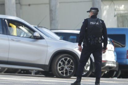 Un agente de la Policía Municipal de Ponferrada. L. DE LA MATA