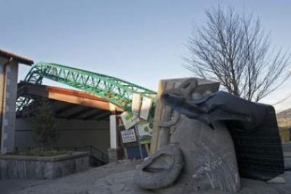 La fuerza del viento tiró ayer numerosas grúas en todo el país.