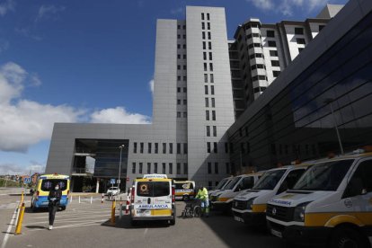 Ambulancias, en la puerta del Hospital. JESÚS F. SALVADORES