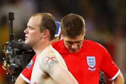 Rooney y Gerrard eran al final del partido la imagen viva de la debacle inglesa.