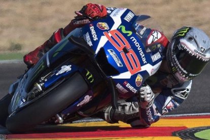 Jorge Lorenzo (Yamaha) acaba de estrenar hoy, en Aragón, un casco con una cabeza de tiburón.