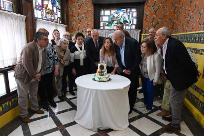 Asociaciones y entidades soplan las velas del décimo aniversario, en el Museo de la Emigración. J. CASARES