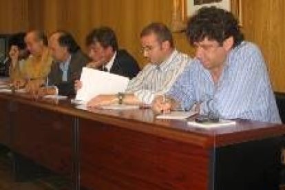 Los expertos en turismo debatiendo sobre el sector en la mesa redonda