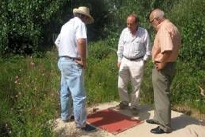 Expertos y representantes municipales durante un estudio realizado a una captación de agua en Nistal