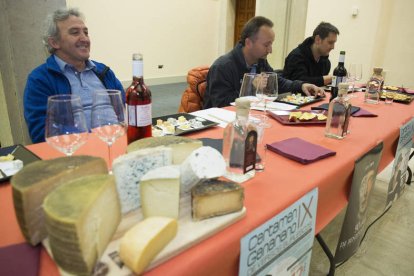 Ocho marcas queseras de la provincia compitieron en la cata en honor a Genarín. FERNANDO OTERO