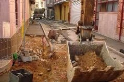 Obras en una de las calles que están peatonalizando en Santa María