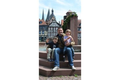 David Ollé Tagarro posa junto a sus dos hijos en Frankfurt.