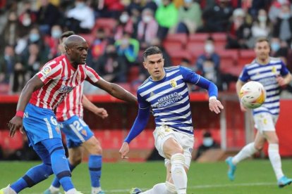 Gol de Edu Espiau en el triunfo deportivista de la pasada temporada en El Molinón por 2-3. L. DE LA MATA