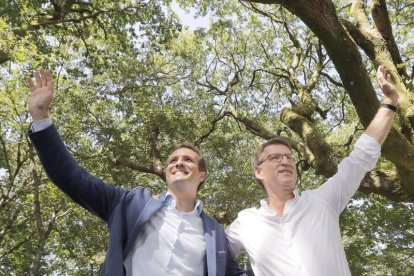 Pablo Casado y el presidente de la Xunta de Galicia, Alberto Núñez Feijoo. LAVANDEIRA JR