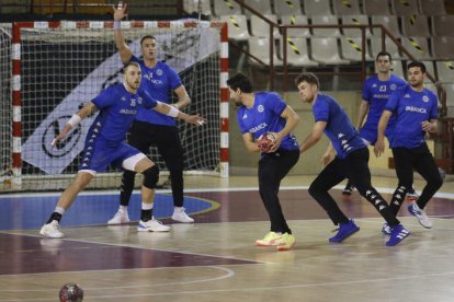 El Abanca Ademar, durante un entrenamiento. FERNANDO OTERO