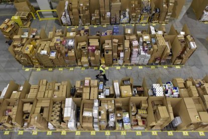 El 75% de los 1.100 trabajadores fijos del centro logístico de Amazon en San Ferando de Henares votaron a favor de la huelga.