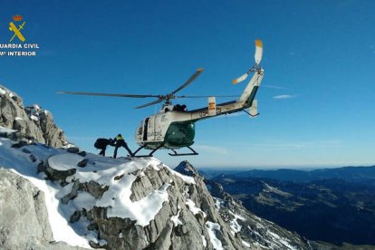 Imagen de un rescate de la Guardia Civil en Peña Ubiña. GUARDIA CIVIL