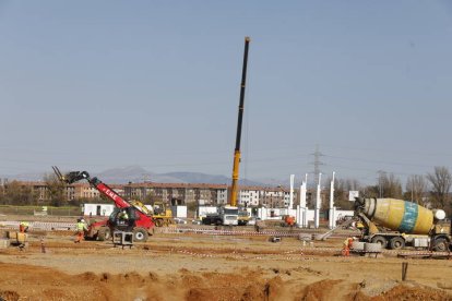 Maquinaria de construcción en un solar de León. MARCIANO PÉREZ