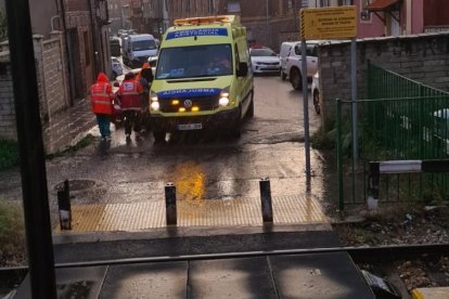 La ambulancia que atendió a la mujer embarazada en el paso a nivel de La Robla. DL