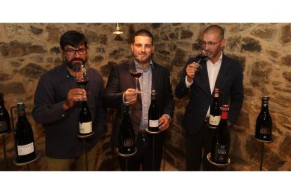 Alfredo Marqués, Antón Fonseca y Enrique Costas, ayer ante los vinos de la bodega Pittacum. L. DE LA MATA