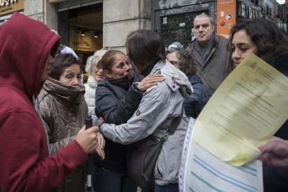 Momento de felicidad en la calle del Hospital, 40 tras haber logrado frenar un desahucio.