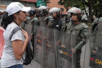 Miles de manifestantes se concentraron ayer ante cuarteles y fuerzas de seguridad. REYNER PEÑA