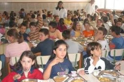 Un grupo de niños, en un comedor de un colegio público de La Bañeza