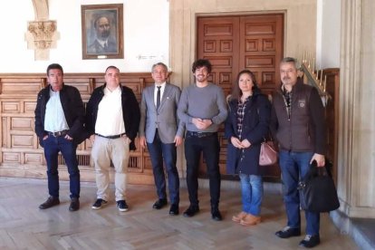 Nicanor Sen y Pablo López, en el centro, durante la reunión con miembros de la federación.