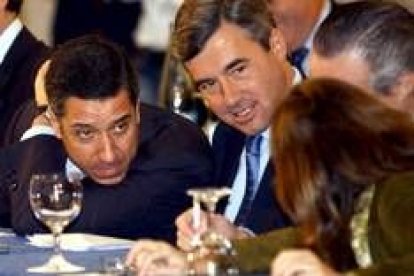 Eduardo Zaplana y Ángel Acebes, durante la reunión del PP celebrada ayer en Barcelona