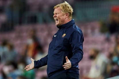 Koeman insiste en que no sabe si tiene «el apoyo del club» y su cese parece cuestión de días. A. GARCÍA