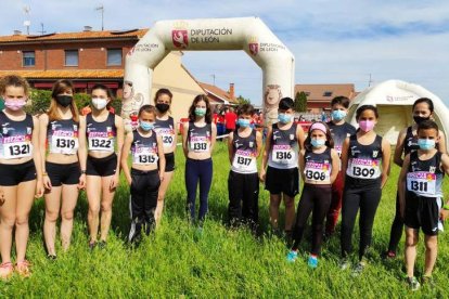 Integrantes de la escuela deportiva de atletismo coyantina. DL