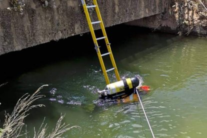 Un momento del rescate de los cuerpos. BOMBEROS DE LEÓN