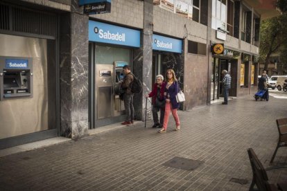 Oficinas de Banc Sabadell y CaixaBank, en una imagen de archivo.