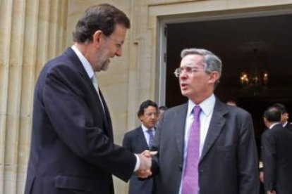 Rajoy saluda al presidente colombiano, Álvaro Uribe, tras su reunión en el Palacio de Nariño.