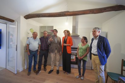 Suárez-Quiñones, en su visita a Santa Catalina de Somoza. JCYL