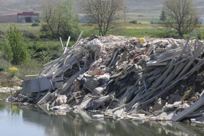 El de Santa Olaja de la Ribera es uno de los muchos vertederos de materiales de construcción que hay en la provincia. JESÚS F. SALVADORES