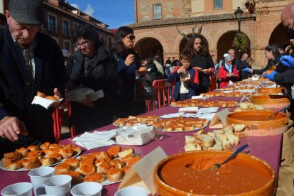 Imagen de la degustación de la tapa de ajo que tuvo lugar ayer en la plaza Mayor de Santa María. MEDINA