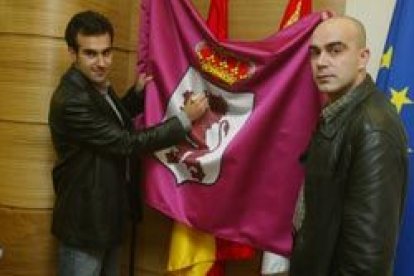 Los populares homoristas firmaron la bandera leonesa en el Club de la Prensa de Diario de León