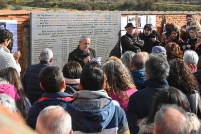 El cementerio de Villadangos vivió este sábado un cambio histórico con la inauguración de la placa que recuerda a las víctimas fusiladas en 1936 en sus montes. EFE / J. CASARES