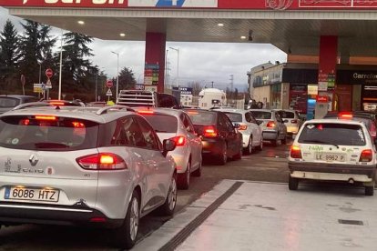 Colas para repostar en una gasolinera antes del fin de la bonificación a los combustibles. DL