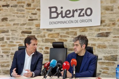 El presidente de la DO Bierzo, Adelino Pérez, y el sumiller Ferrán Centelles. DL