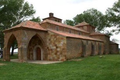 Fotografía del exterior del Santuario de la Virgen de la Vega de Cimanes.