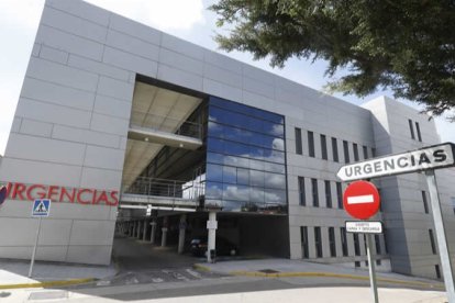 Entrada al área de Urgencias en el Hospital de León. RAMIRO