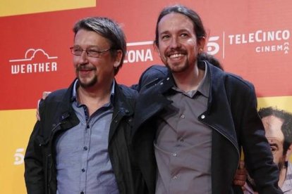 El secretario general de Podemos, Pablo Iglesias, y el candidato de En Comú Podem, Xavier Domènech, en el estreno de 'Ocho apellidos catalanes'.