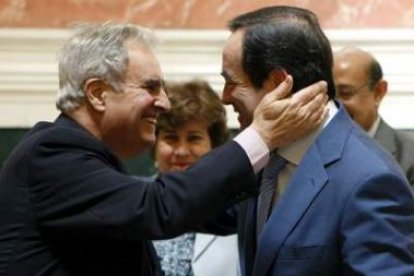 Enrique Múgica, saluda al persidente del Congreso, José Bono, en una foto de archivo.