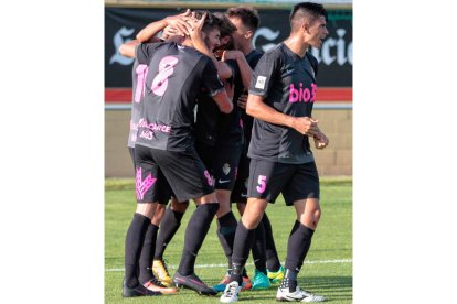 Los jugadores de la Deportiva celebran el gol del empate, obra de Juanto. JESÚS CRIADO