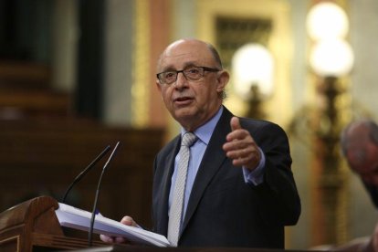 El ministro de Hacienda, Cristobal Montoro, en la sesión de control al Gobierno.