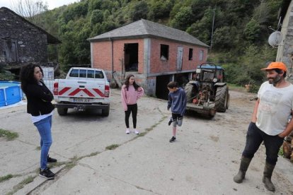 Carmel Pol y Óscar Juanes, con sus dos hijas (centro), en la plaza del pueblo de Bargelas, municipio de Vega de Valcarce. ANA F. BARREDO