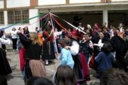 Semilla Negra enseñó a los niños del Trepalio el baile de las cintas