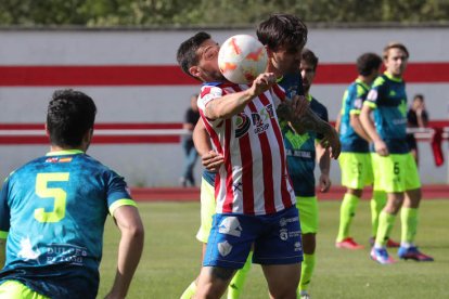 El Atlético Bembibre se vio sorprendido por el Unami. ANA F. BARREDO