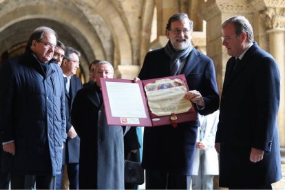 Rajoy contempla una réplica de los Decreta que le regaló el alcalde de León, Antonio SIlván.