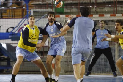 Patrick, junto a Simonet, durante un entrenamiento del Abanca Ademar en el Palacio. JESÚS F. SALVADORES