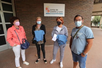 El cocinero y dos limpiadoras se personaron en la Escuela Hogar junto a una sindicalista. L. DE LA MATA