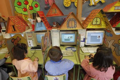 Niños en un colegio de la provincia con ordenadores rescatados y adaptados de un punto limpio por su profesor. JESÚS F. SALVADORES.