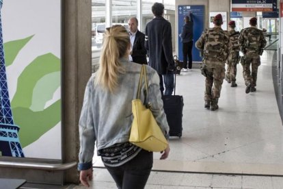 Soldados franceses patrullan en el aeropuerto Charles de Gaulle, de donde salió el avión.